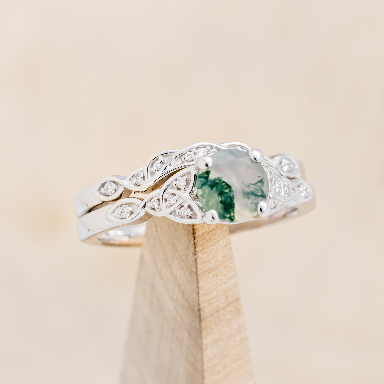 "AIFE" - CELTIC KNOT DESIGNED ENGAGEMENT RING WITH ROUND CUT MOSS AGATE AND DIAMOND TRACER - READY TO SHIP-Staghead Designs